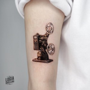tatuaje_brazo_proyector_microrealism_logia_barcelona_mumi_ink 